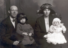 Francis George and Annie Louisa Davis and daughters Vera (left) and Doris (right) taken late 1923